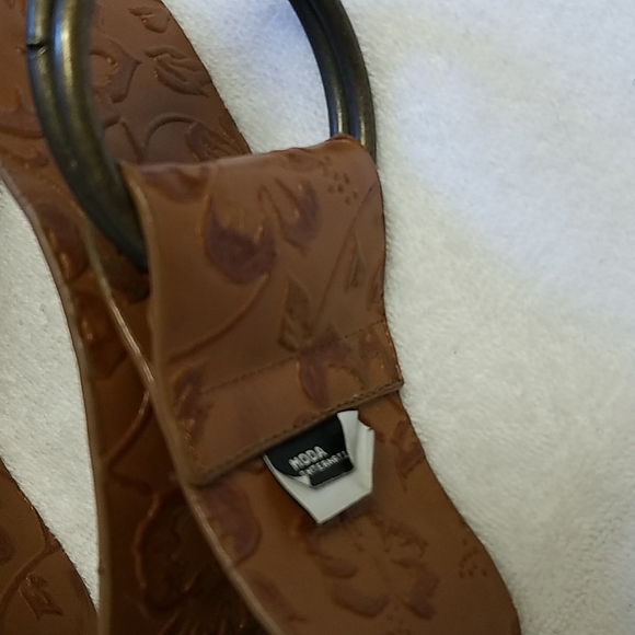 Moda International Embossed Belt - Picture 2 of 3